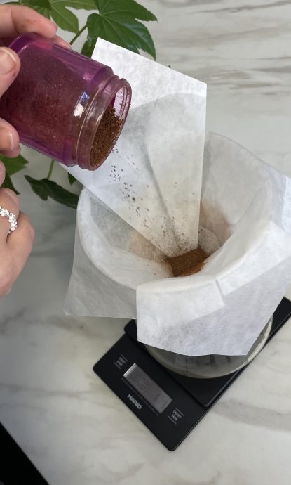 Préparation d'une cafetière Chemex avant extraction