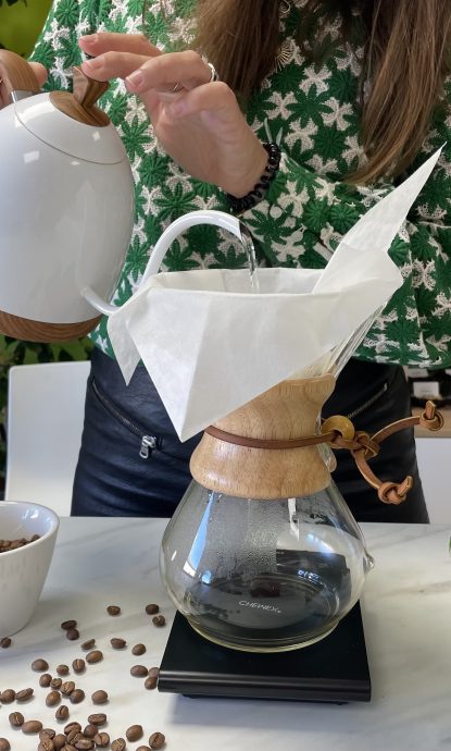 Versement de l'eau sur le café lors d'une préparation Chemex