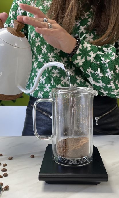 Versement de l'eau dans une cafetière à piston