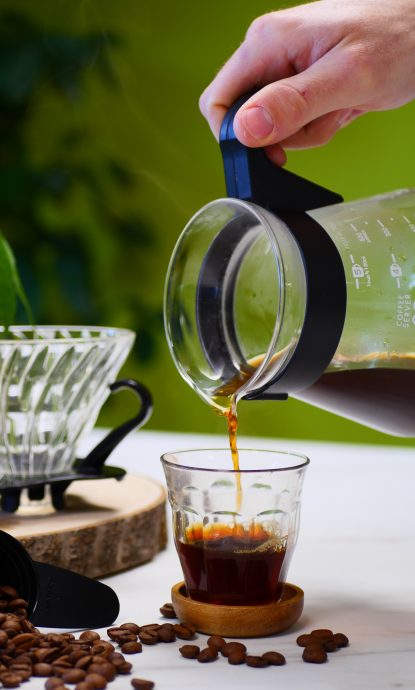 Service d'un café filtre avec une cafetière V60