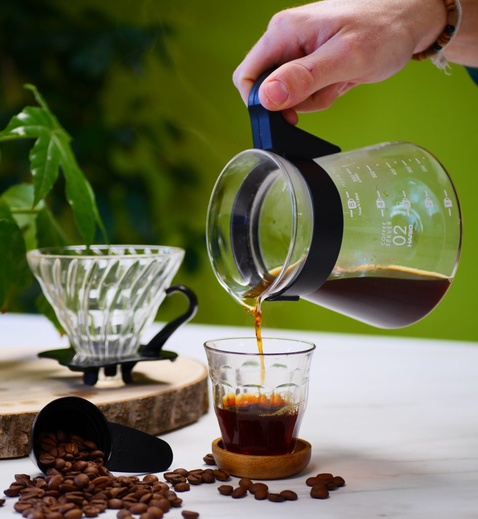 Service d'un café filtre avec une cafetière V60