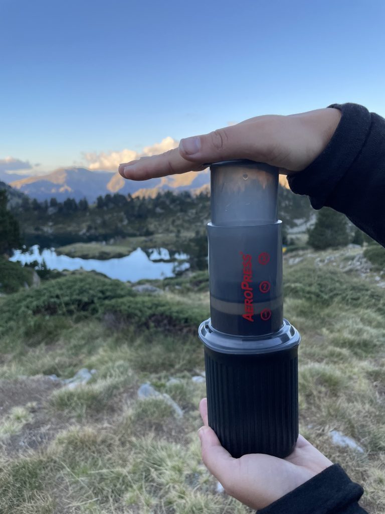 Préparation d'un café AeroPress en randonnée