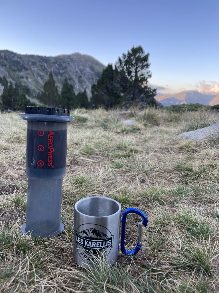 Préparation d'un café AeroPress en voyage