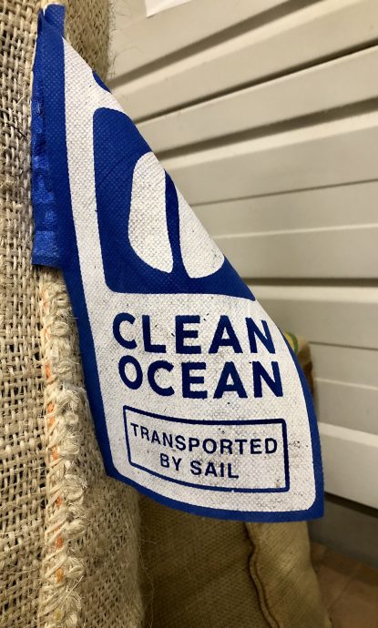 Café vert transporté à la voile dans notre atelier de torréfaction