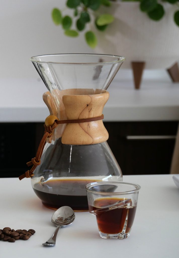 Préparation d'un café filtre avec une cafetière Chemex