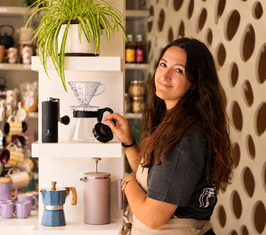 Différentes cafetières et accessoires pour préparer du café